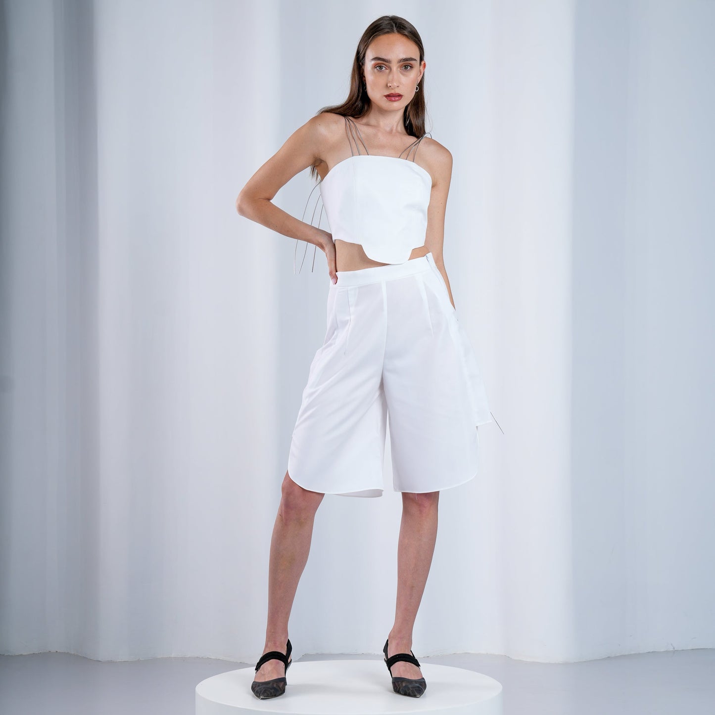 SHORT WITH CURVY HEM