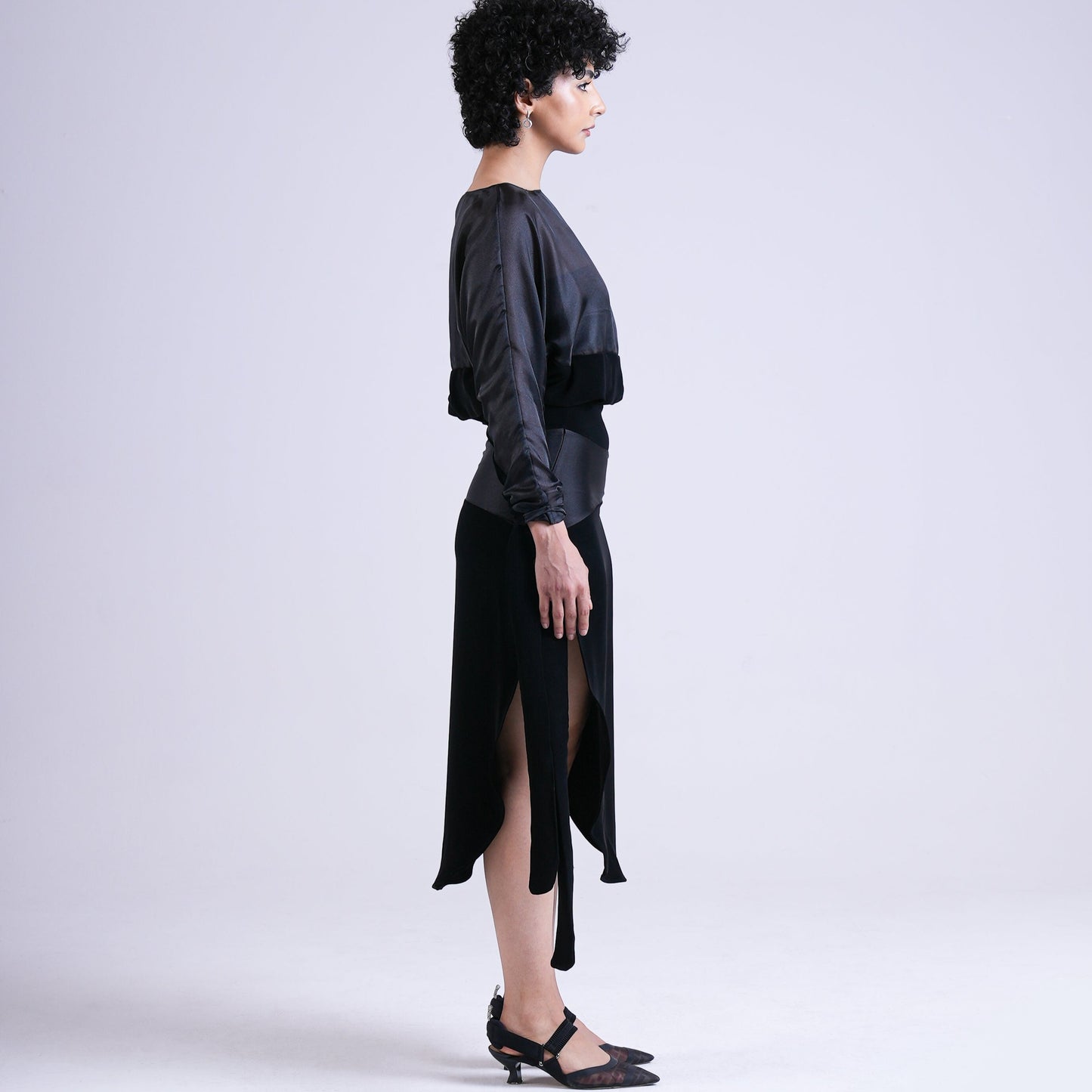 SKIRT WITH CURVY CUTS