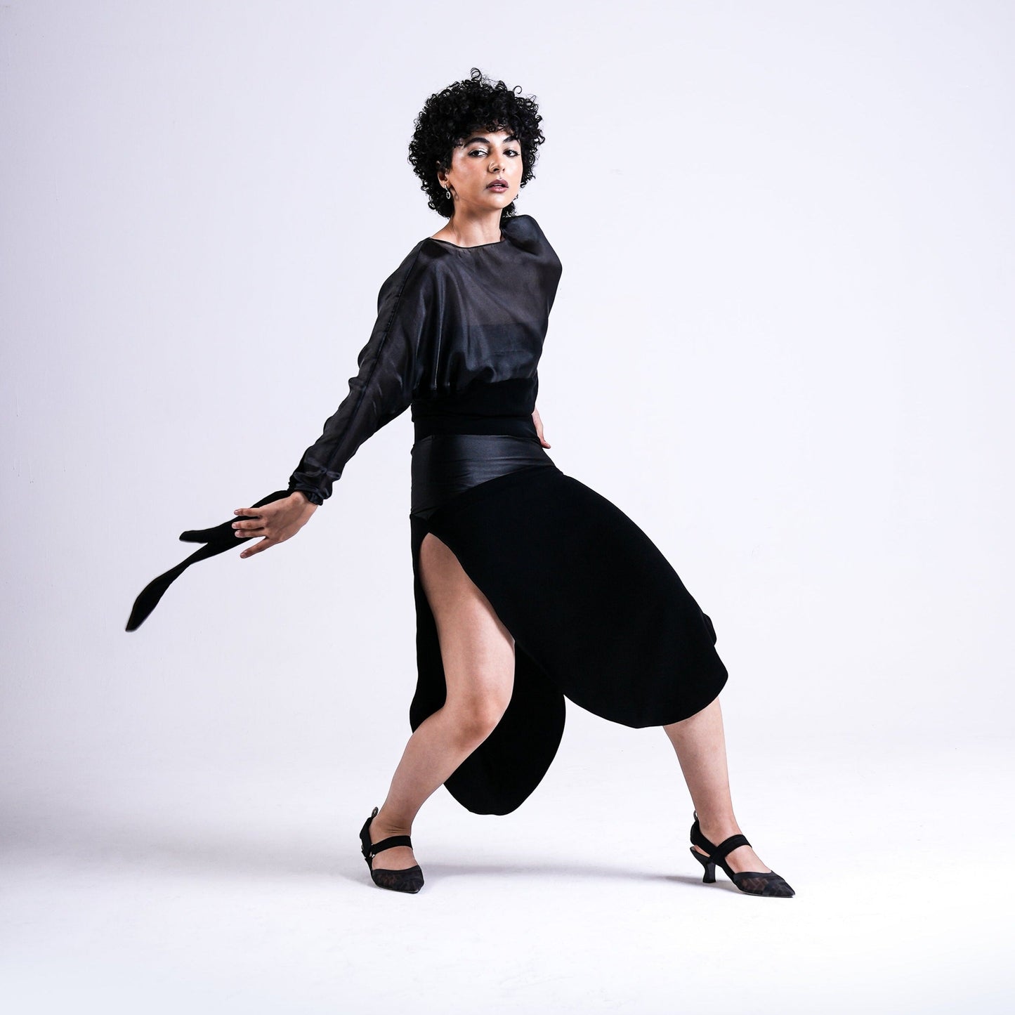 SKIRT WITH CURVY CUTS