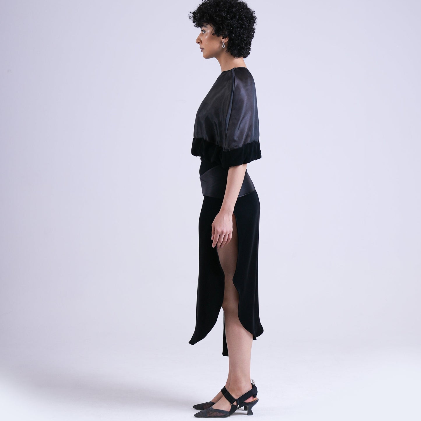 SKIRT WITH CURVY CUTS